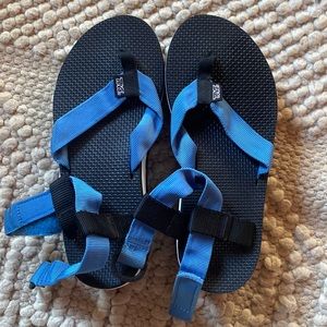 Platform sandals, never worn !